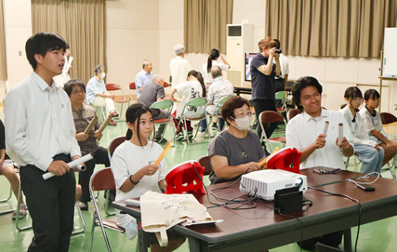 高校生に教わりながらゲームを楽しむ参加者ら＝瑞浪市稲津町小里の稲津公民館で