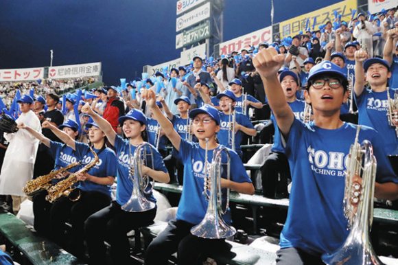 豊橋中央－日大三　９回、「戦闘開始」の演奏でかけ声をする東邦マーチングバンド部の生徒ら＝１１日、兵庫県西宮市の甲子園球場で