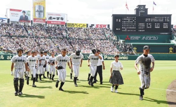 履正社に敗れ肩を落とす津田学園ナイン=甲子園球場で