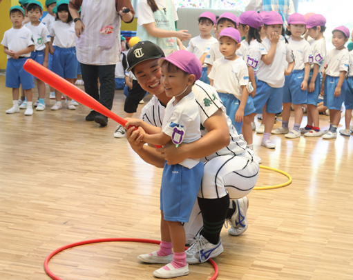選手からバットの振り方を教わる園児＝桑名市の津田大山田幼稚園で