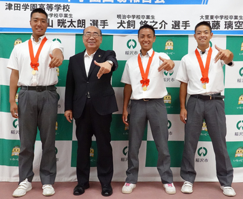 甲子園での健闘を加藤市長(右から3人目)に報告した、津田学園高校の(右から)伊藤選手、犬飼選手、桑山選手=稲沢市役所で