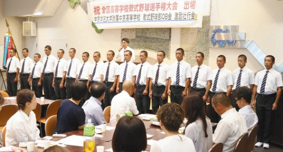 保護者やOBに健闘を誓うナイン=瑞浪市上平町の市産業振興センターで