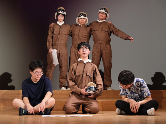 本番を控え、特攻隊員を題材にした劇の練習に励む生徒ら=昭和区の南山高校・中学校男子部で