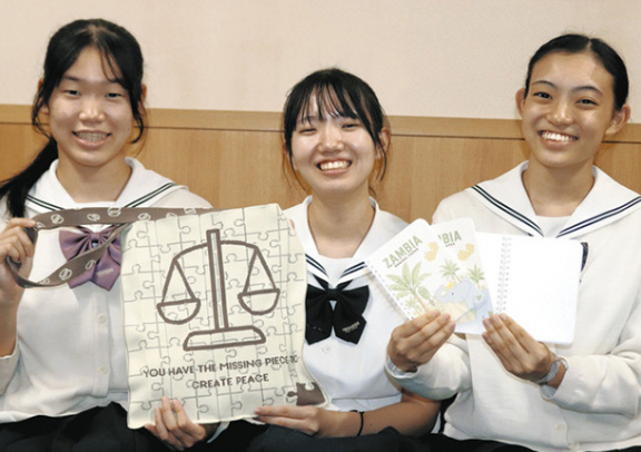 ノートとバッグを紹介する生徒たち＝名古屋市昭和区で