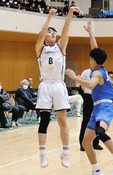 3点シュートを放つ大藪選手(左)=鈴鹿市のAGF鈴鹿体育館で