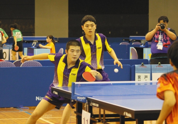 決勝で健闘した愛工大名電の加山選手(左)と曽根選手ペア=鹿児島市の鹿児島アリーナで