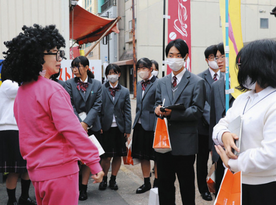 喚田さん（左）に話を聞く豊川高の生徒たち＝豊川市門前町で