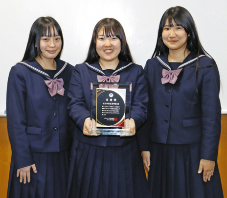 善意賞を受賞した桜花学園高の生徒ら＝名古屋市昭和区の桜花学園高で