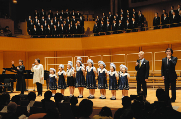 歴史を重ねた童謡を歌い上げる出演者＝栄の県芸術劇場で