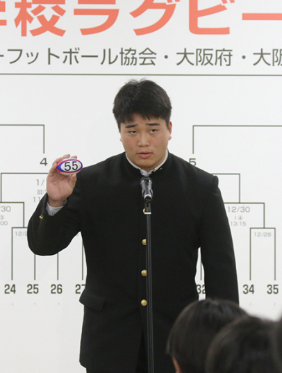 抽選会に参加した名古屋の寺田副将＝大阪市内で（伊東朋子撮影）