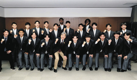 全国大会に出場する生徒ら＝高山市役所で