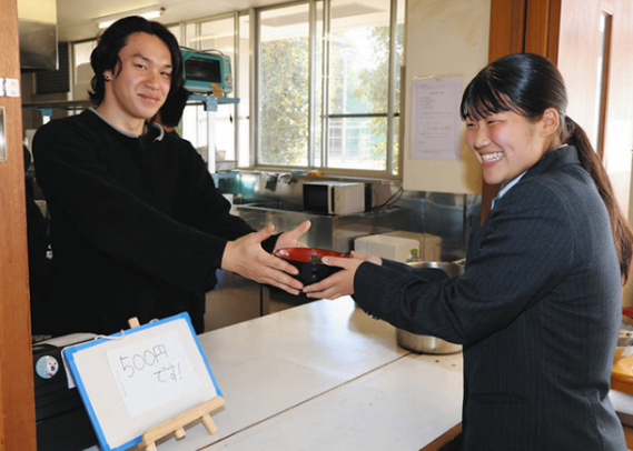 まぜそばを手渡す通信制の生徒（左）ら＝四日市市の四日市メリノール学院高で