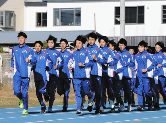 全国入賞を目指す豊川高男子駅伝部＝豊川市桜ケ丘町の同校総合グラウンドで