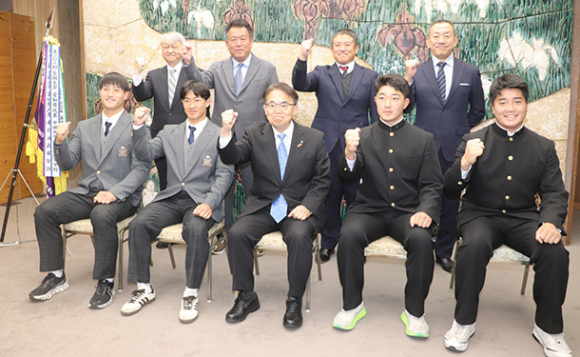 大村知事（前列中央）に健闘を誓う春日丘と名古屋の選手ら＝県公館で