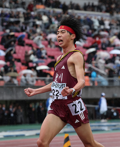 ８位でゴールする豊川の永嶋選手＝たけびしスタジアム京都で