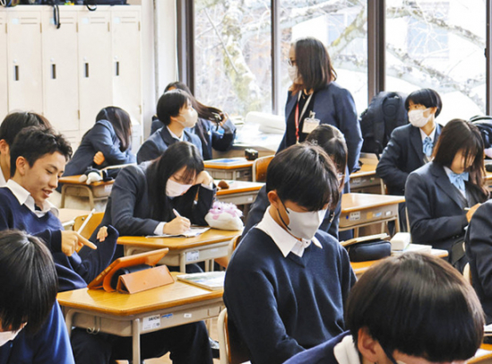 矢野さん（中）の話を聞きながら人生設計について考える生徒たち＝四日市市の四日市メリノール学院高で
