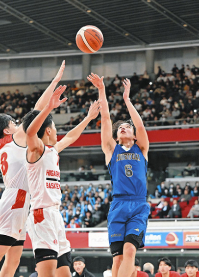 東山－中部大第一　第３クオーター、シュートを決める中部大第一の西村選手（右）＝東京体育館で