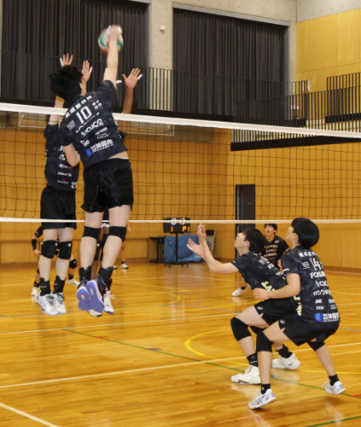 試合形式で練習する愛工大名電高の選手たち＝名古屋市千種区の同高で