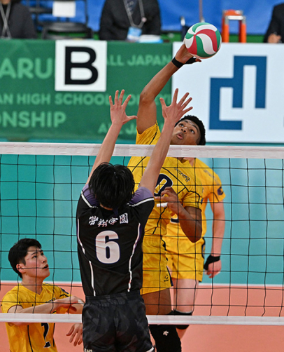 愛工大名電－常翔学園　第２セット、スパイクを決める愛工大名電の山崎選手
