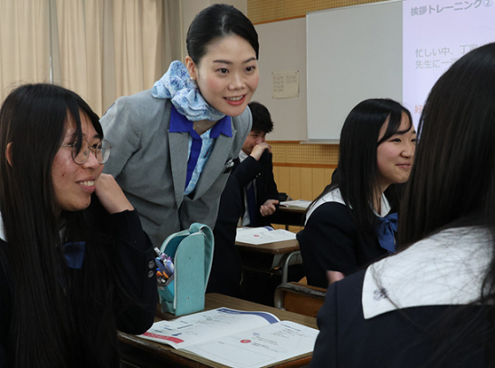 ＣＡの講師（左から２人目）から異文化理解や正しいマナーを学ぶ生徒ら＝岐阜市の富田高で