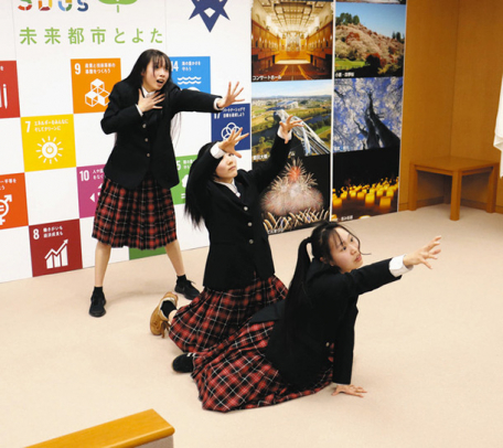  貞子をテーマにしたダンスを披露するメンバーたち＝豊田市役所で