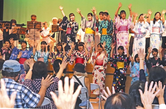 「手のひらを太陽に」を手話で合唱する出演者と来場者ら=昭和区役所で