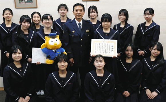 東山署長（中）から感謝状を受け取った金城学院高放送部の生徒たち＝東区の金城学院高で