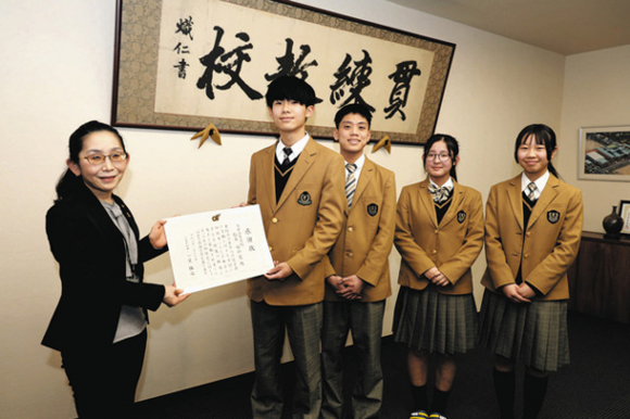 感謝状を受け取った生徒ら＝津市一身田町の高田高で