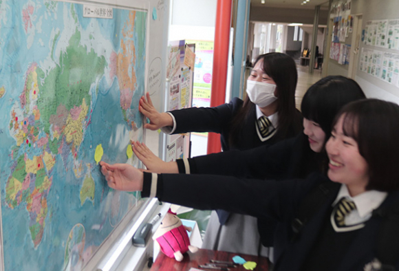 世界地図に付箋を貼り付ける生徒たち＝昭和区の中京大中京高で 