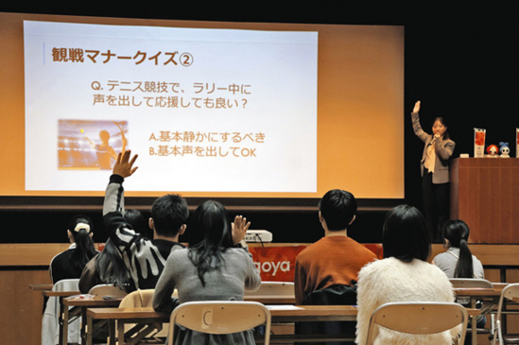 観戦マナーをクイズ形式で学ぶ参加者たち＝名古屋市瑞穂区瑞穂通３で