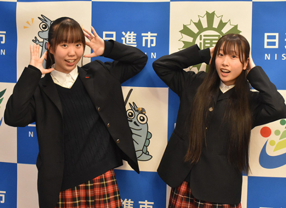 ダンスでのポーズを披露する生徒＝日進市役所で