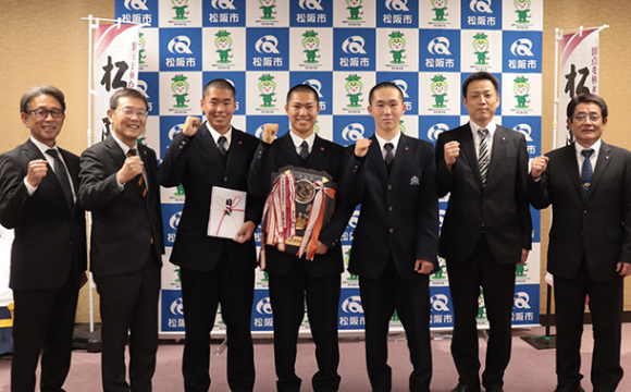 竹上市長（左から２人目）から激励を受けた三重高野球部の選手ら＝松阪市役所で