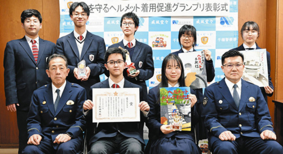 表彰を受けた愛知総合工科高、椙山女学園高の生徒ら=千種署で