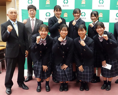 全国出場を決めた女子テニス部の選手ら＝稲沢市役所で
