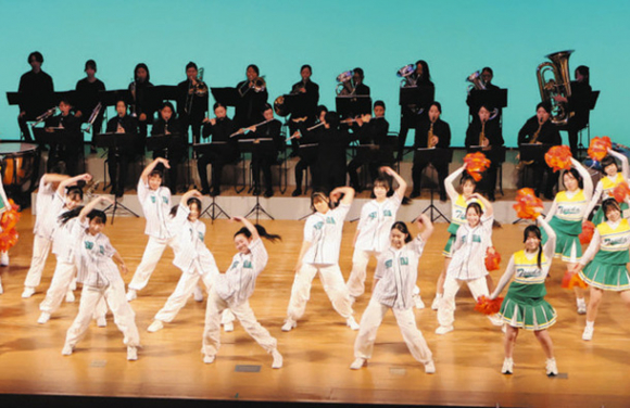 ダンス部と一緒に披露したステージ=桑名市中央町の柿安シティホールで