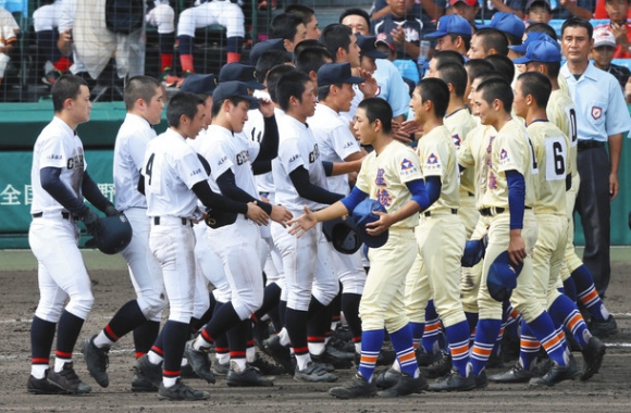 準決勝を終え、星稜ナイン（右）と健闘をたたえ合う中京学院大中京ナイン＝２０日、甲子園球場で（黒田淳一撮影）
