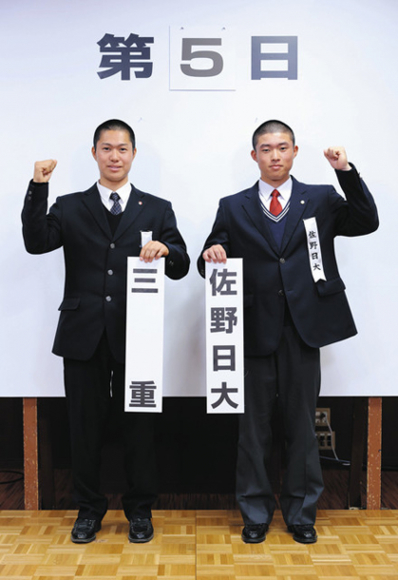 対戦が決まり健闘を誓う三重高の大西主将(左)と佐野日大の中村主将=大阪市北区で(代表撮影)