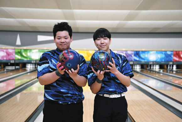 男子県勢では3年ぶりに頂点に立った原さん(右)と東方さん=蟹江町で