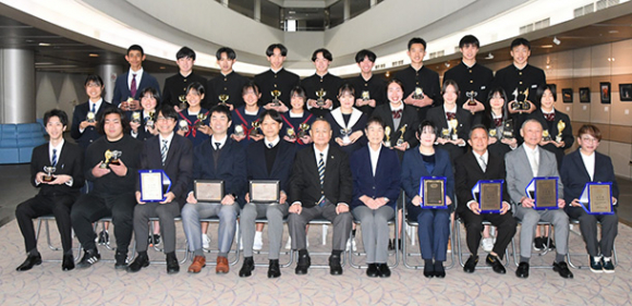 表彰を受けた選手、役員ら=岐阜市長良福光の長良川スポーツプラザで