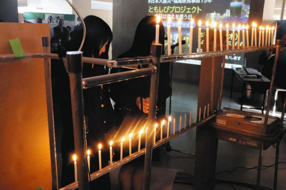 被災地への思いを込めてともされたろうそく＝安城市小堤町で