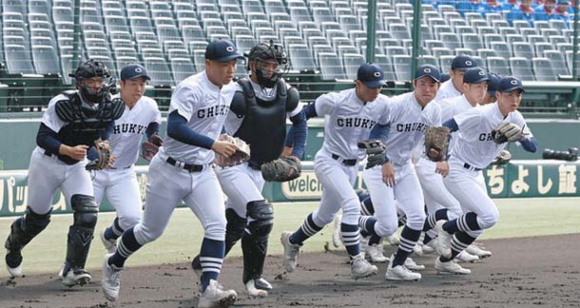 グラウンドへ駆け出す中京大中京ナイン＝甲子園球場で