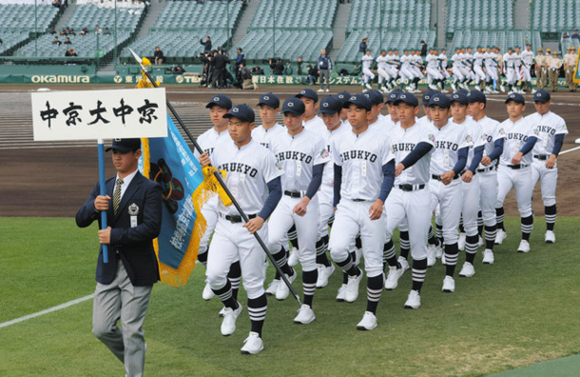 開会式リハーサルで行進する中京大中京ナイン＝甲子園球場で