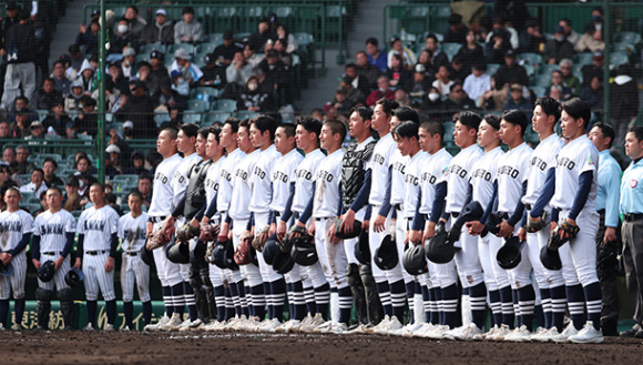 阿南光に勝利し、校歌を歌う中京大中京ナイン＝甲子園球場で