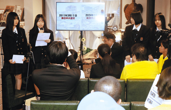 取り組みについて発表する安城学園高の生徒(奥)ら=石川県七尾市府中町で