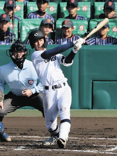 中京大中京－八戸学院光星　２回表中京大中京２死、田中選手が左越えに二塁打を放つ＝甲子園球場で