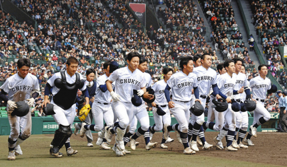 惜しくも敗れ、あいさつに向かう中京大中京ナイン＝甲子園球場で