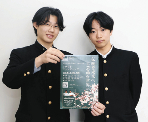 プロジェクトを進める伊藤さんと沢井さん＝東区の東海高で