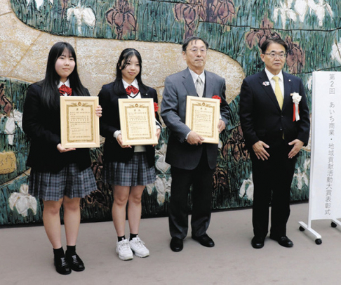 表彰を受けた山田理事長（右から２人目）と生徒ら＝県公館で