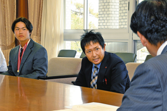 竹本市長（手前）に全国制覇の喜びを語った板倉主将（左）や太田監督＝豊川市役所で
