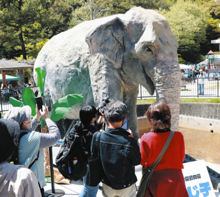 来園者にお披露目されたふじ子像＝岡崎市欠町の市東公園動物園で
